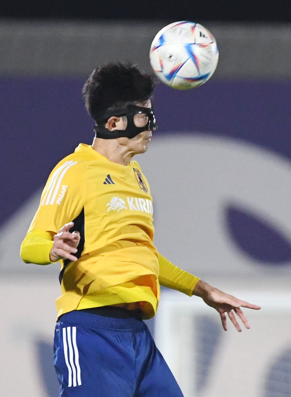ヘディング練習をする谷口（撮影・横山健太）