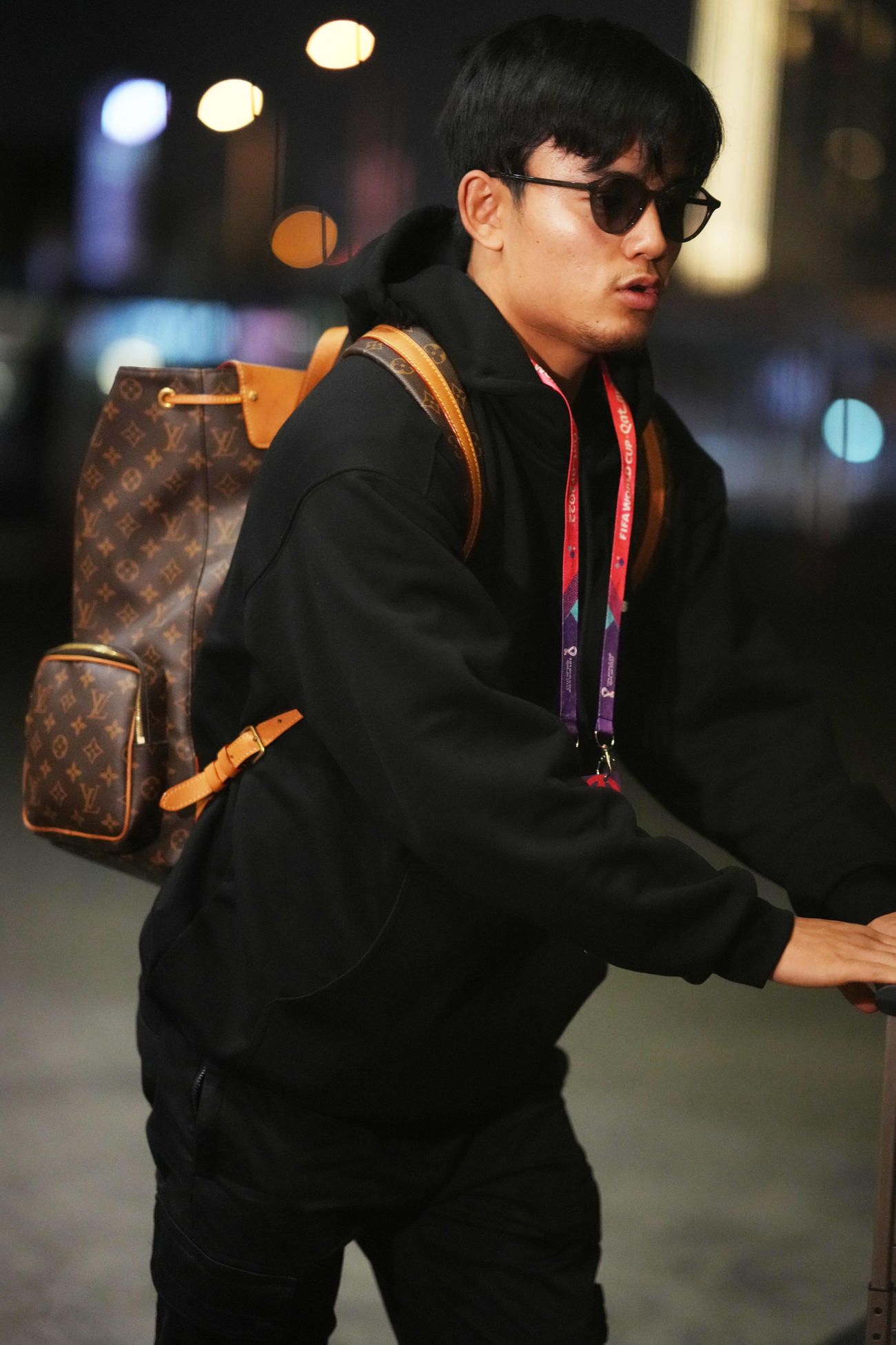 宿舎に到着した久保（撮影・横山健太）