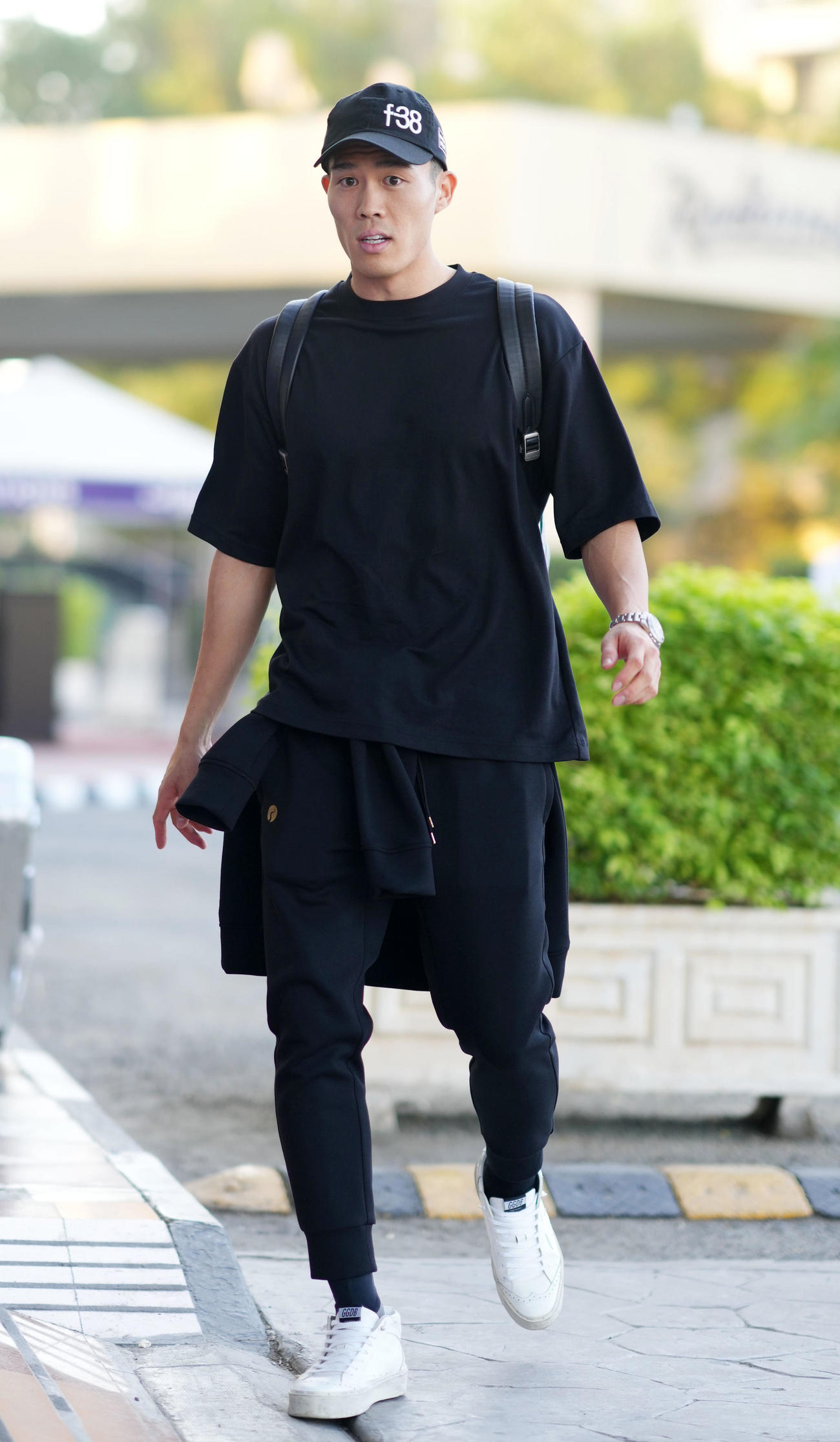 宿舎に到着した冨安（撮影・横山健太）