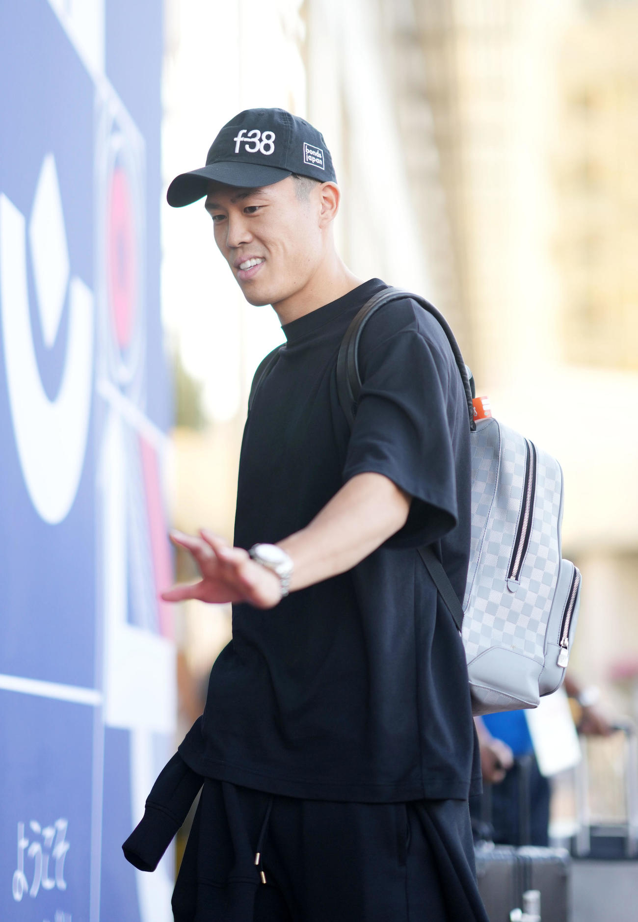 宿舎に到着した冨安（撮影・横山健太）
