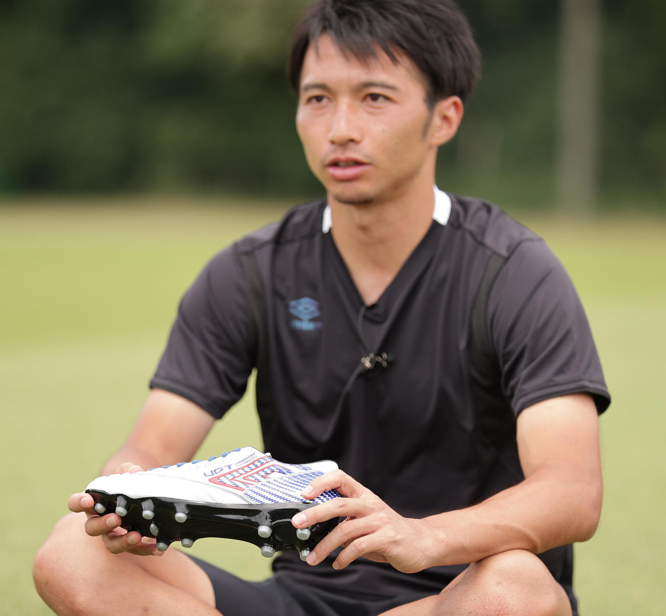 青森県の伝統工芸品「きみがらスリッパ」をイメージしてデザインされた2022年W杯カタール大会仕様アンブロの新スパイクについて印象を口にする柴崎岳