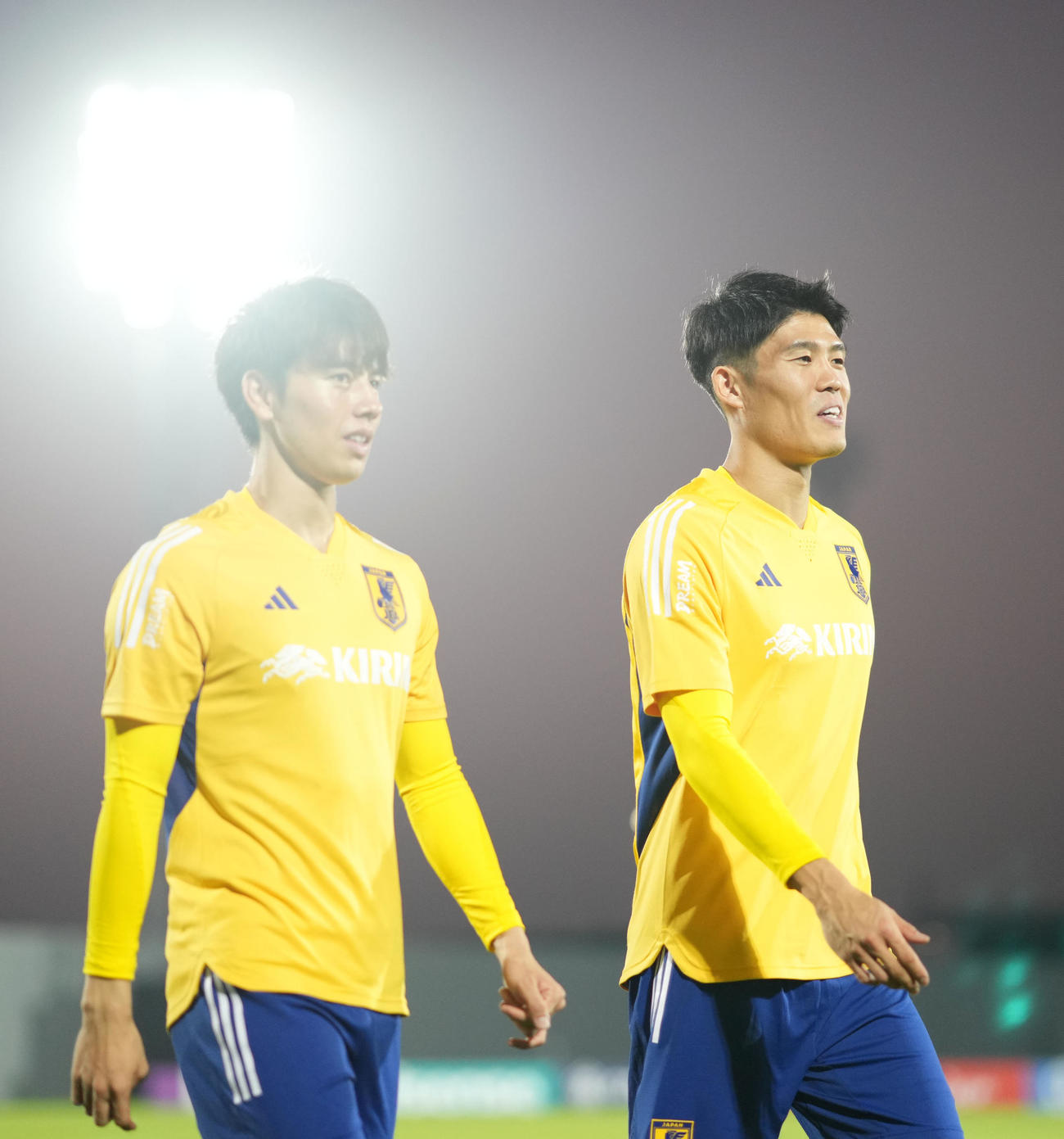 別メニュー調整をする田中（左）と冨安（撮影・横山健太）
