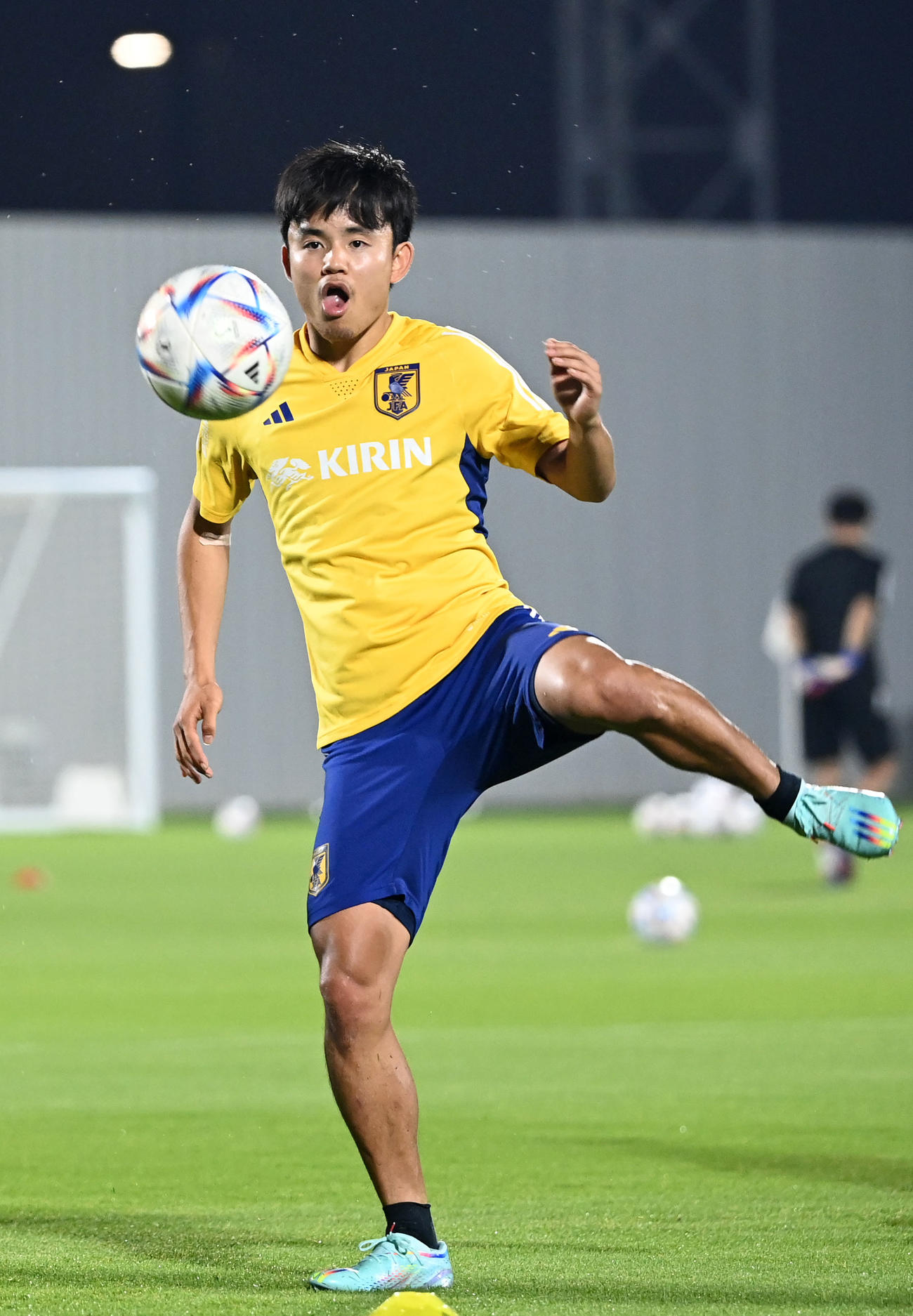 ボール回しで軽快な動きを見せる久保（撮影・横山健太）