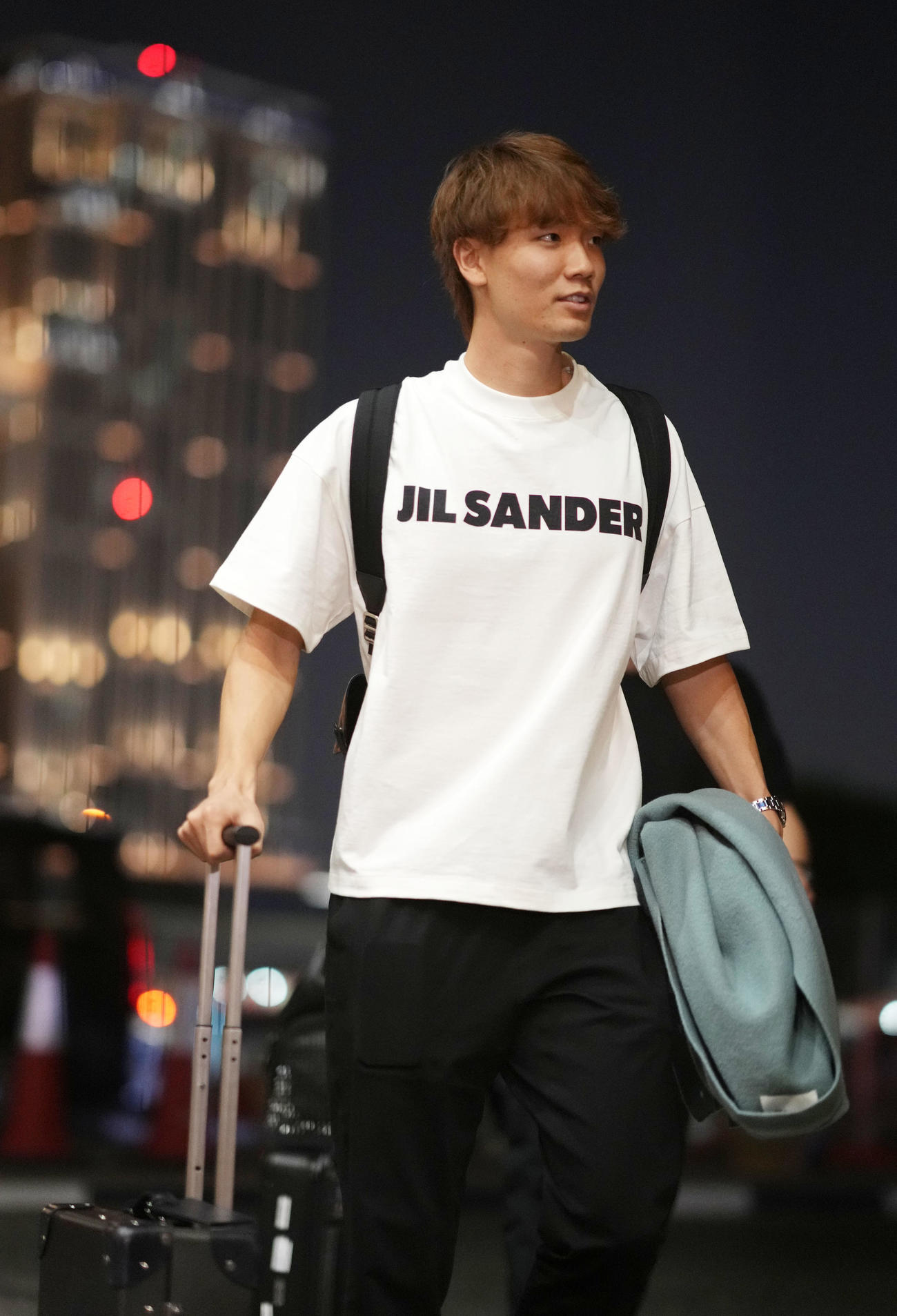 宿舎に到着した板倉（撮影・横山健太）