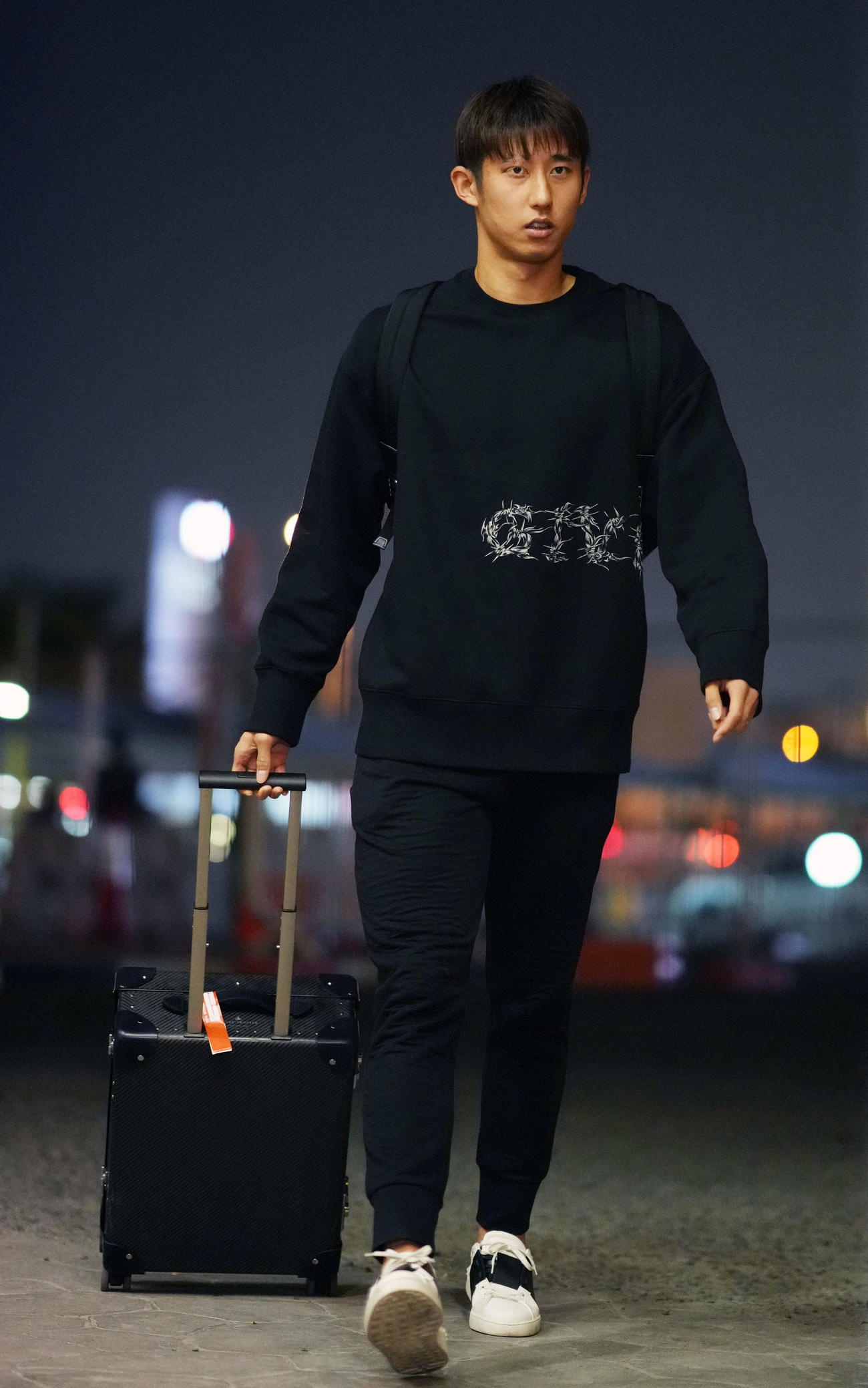 宿舎に到着した伊藤（撮影・横山健太）