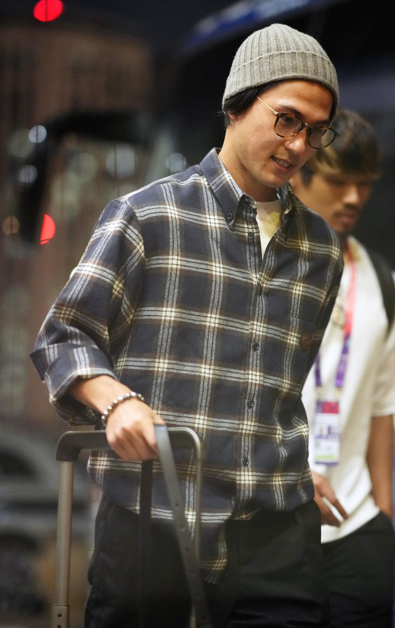 宿舎に到着した南野（撮影・横山健太）