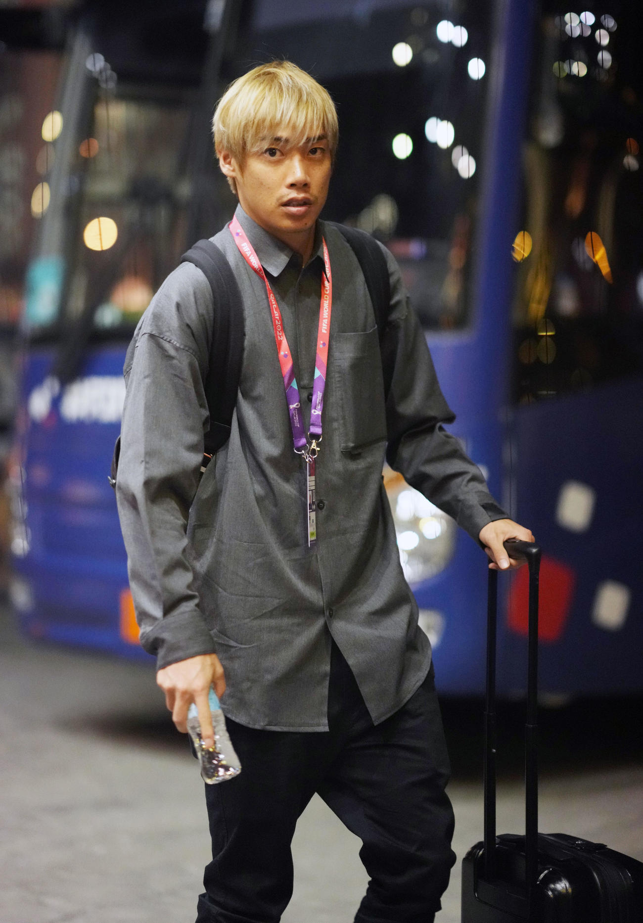 宿舎に到着した伊東（撮影・横山健太）