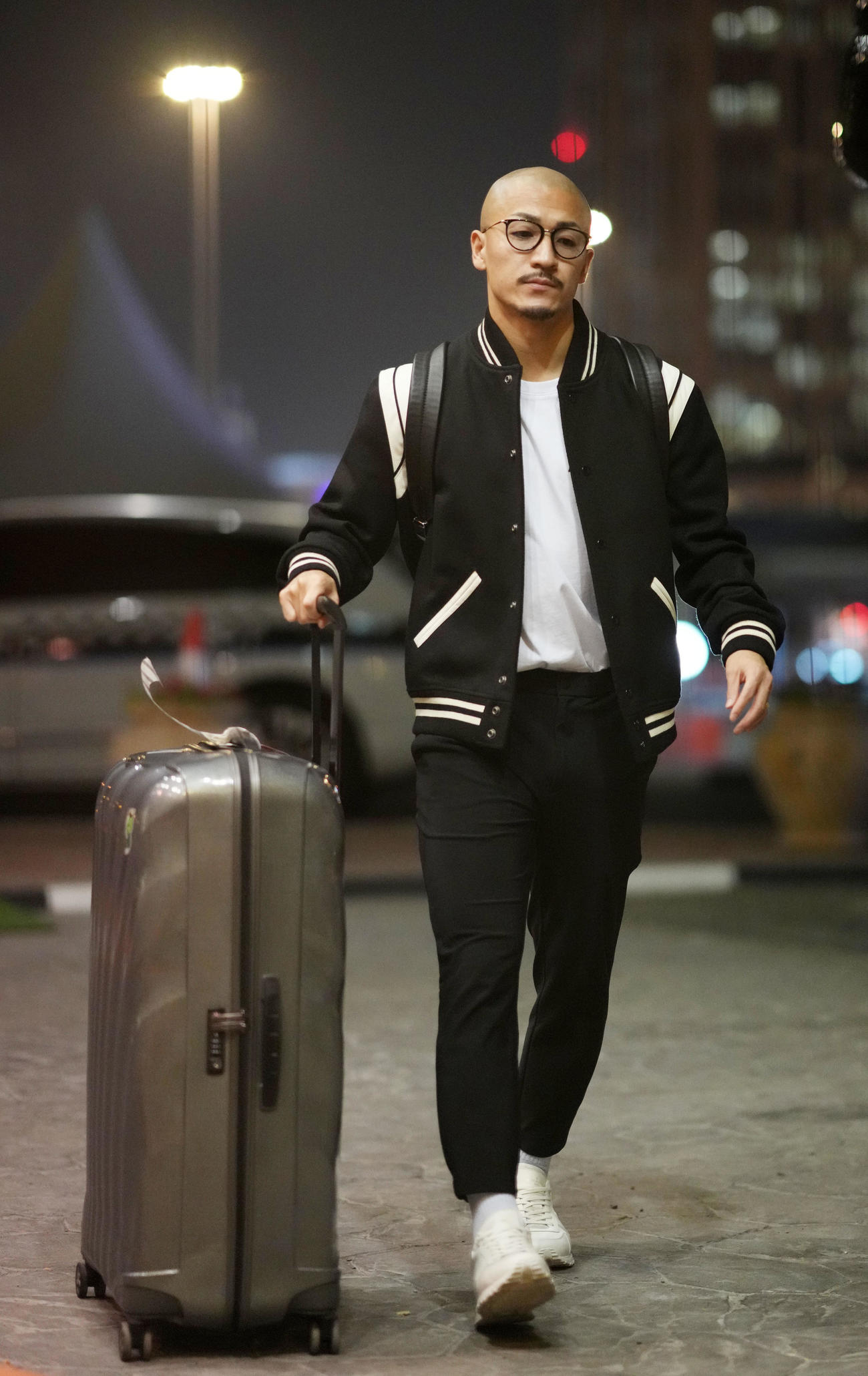 宿舎に到着した前田（撮影・横山健太）