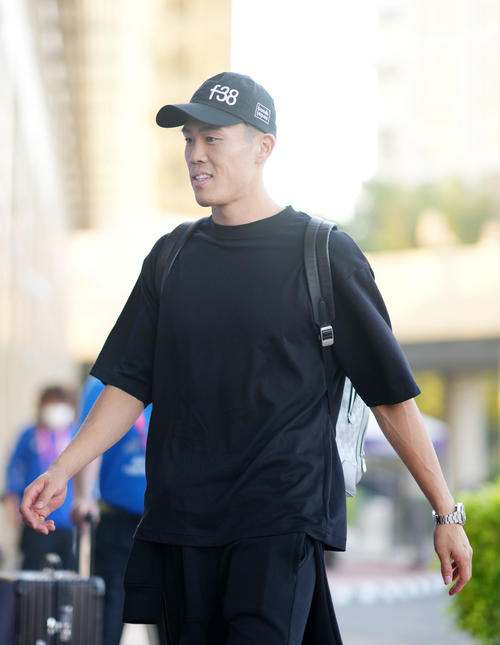 宿舎に到着した冨安（撮影・横山健太）