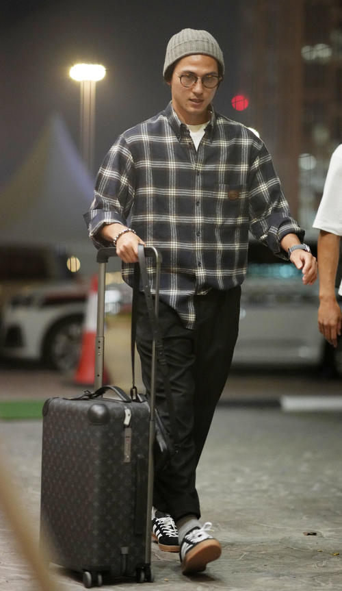 宿舎に到着した南野（撮影・横山健太）