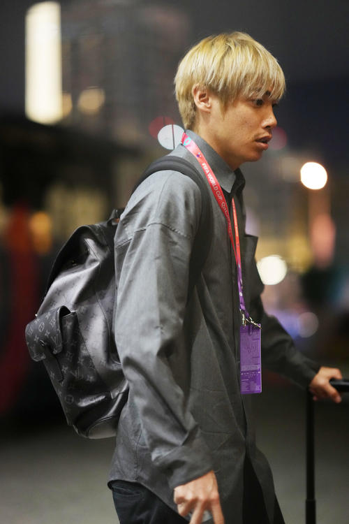 宿舎に到着した伊東（撮影・横山健太）