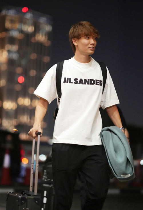 宿舎に到着した板倉（撮影・横山健太）