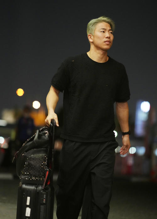 宿舎に到着した浅野（撮影・横山健太）