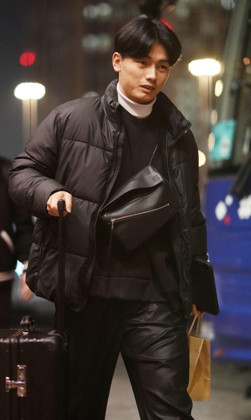 宿舎に到着した上田（撮影・横山健太）