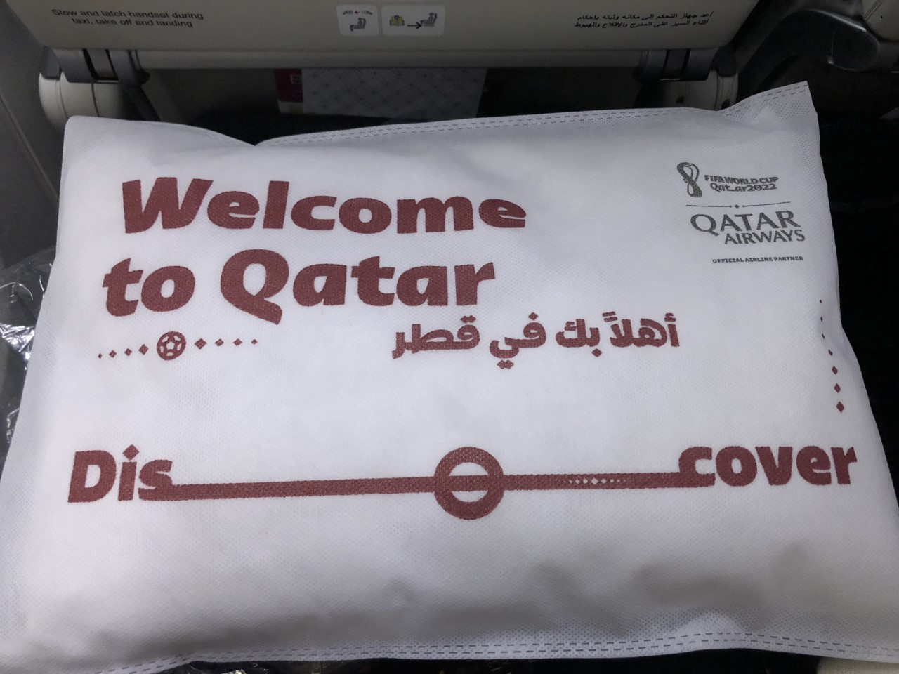 カタール航空の機内で配られたまくら。W杯のロゴが全面に描かれている（撮影・磯綾乃）