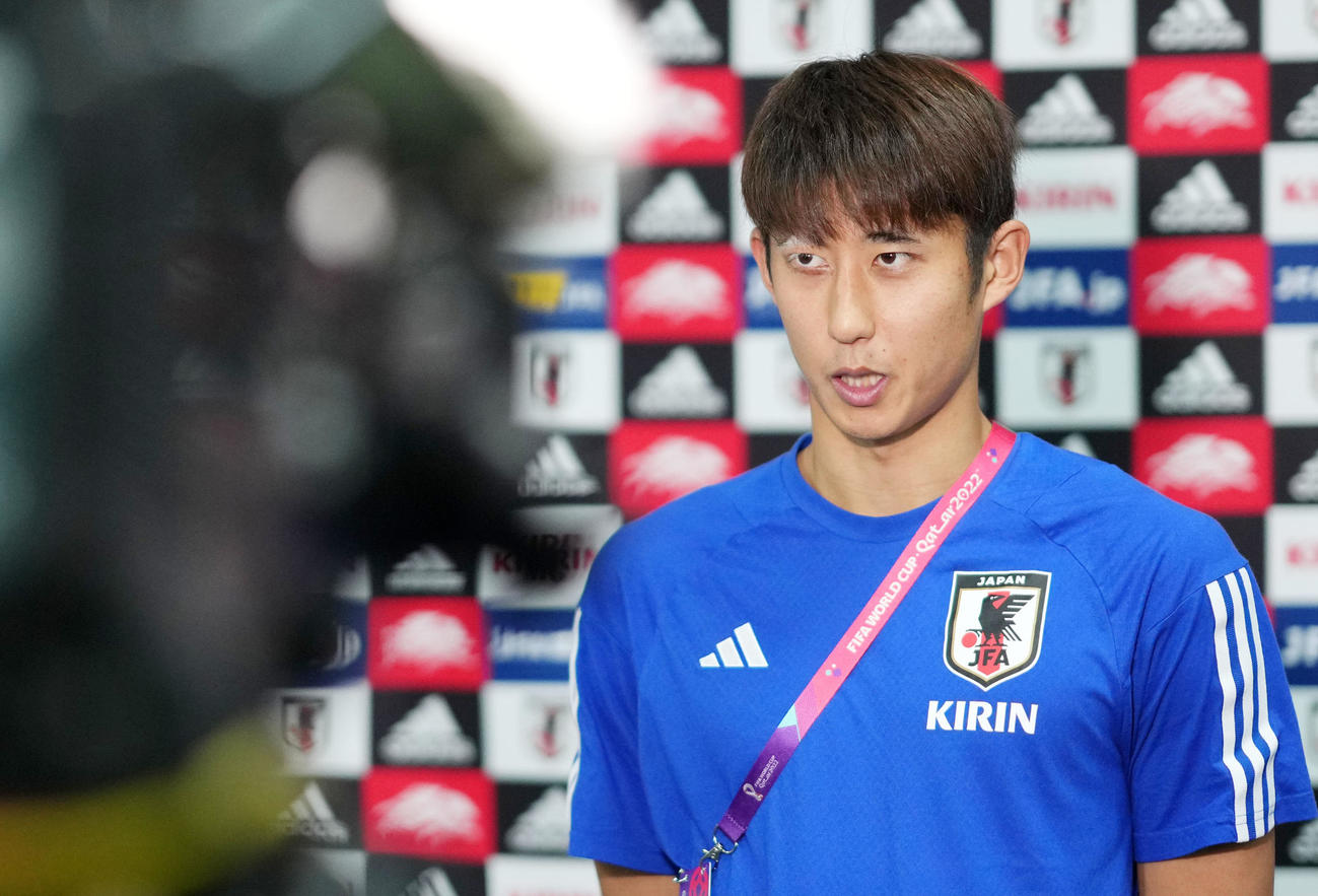 練習を終え取材に応じる伊藤（撮影・横山健太）
