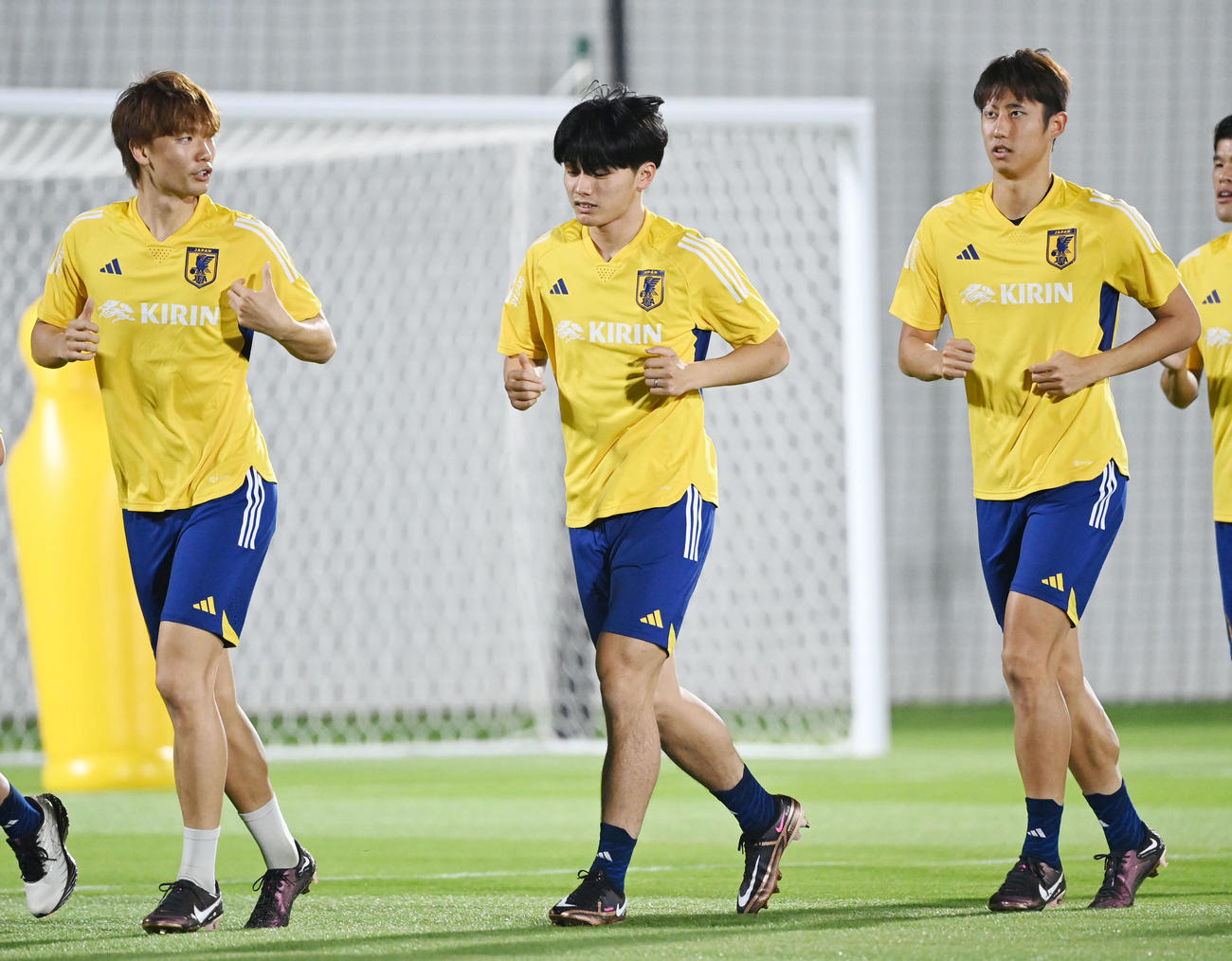 ランニングをする、左から板倉、上田、伊藤（撮影・横山健太）