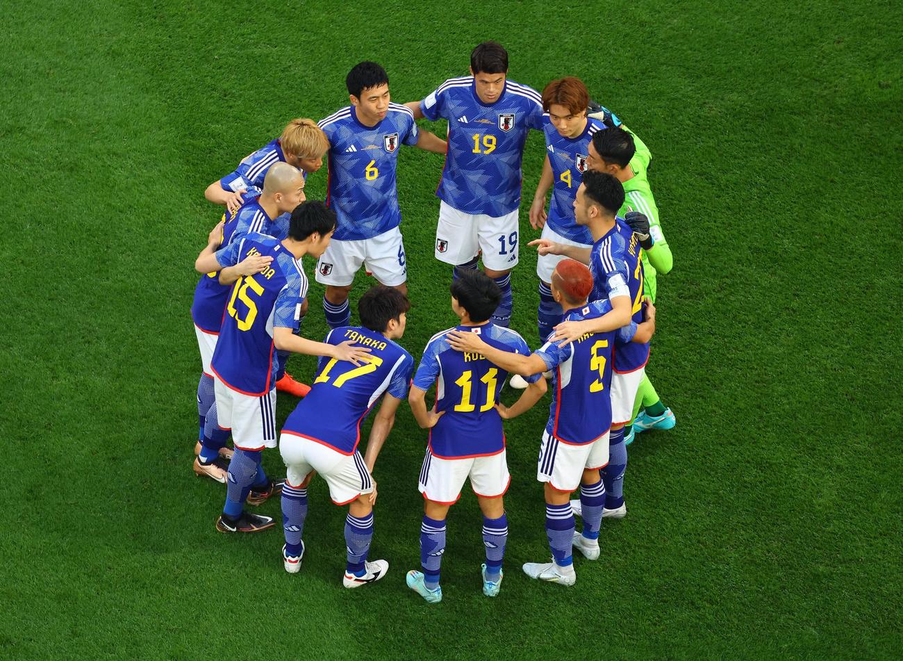 試合前に円陣を組む日本代表（ロイター）