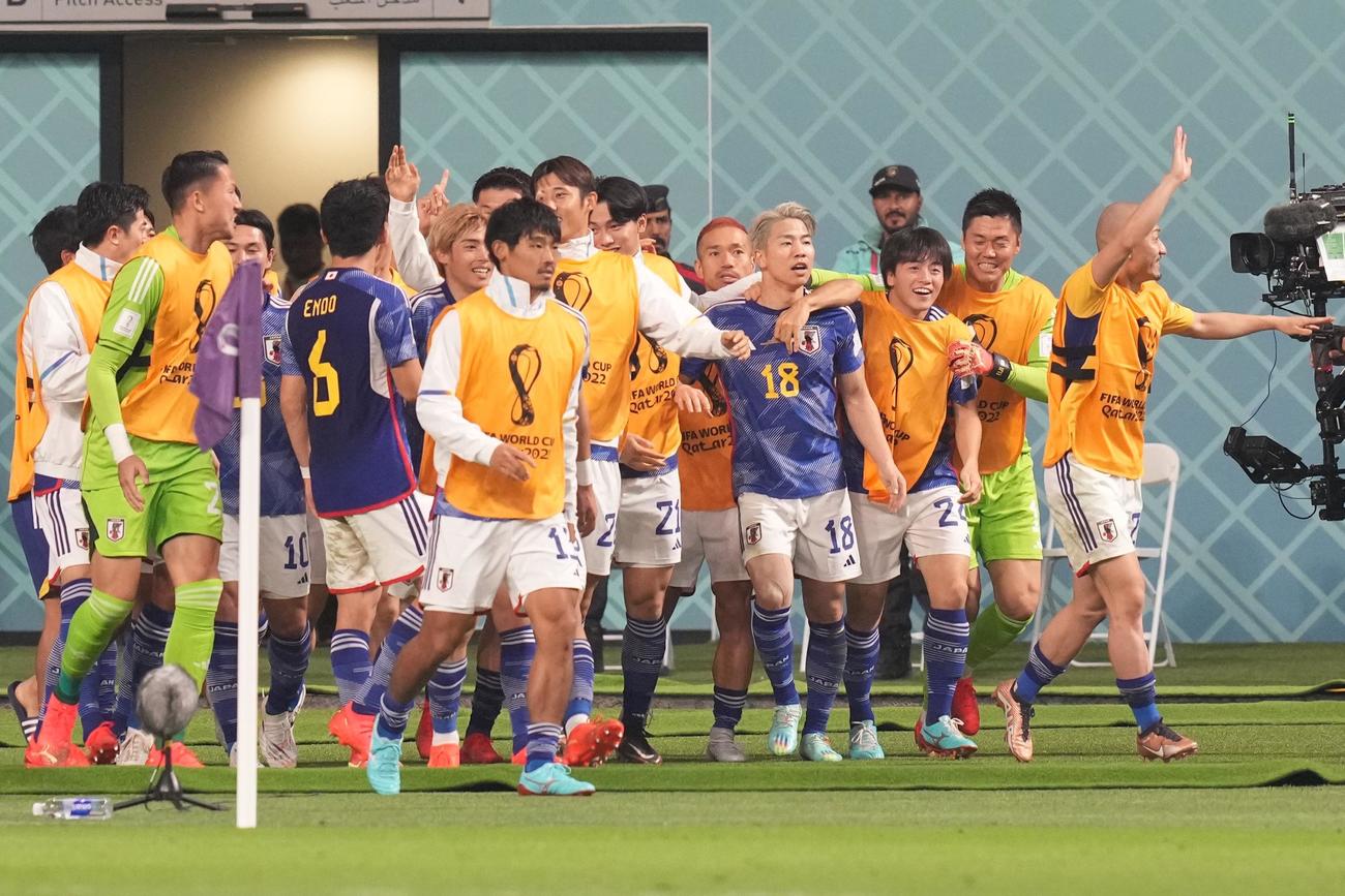 日本対ドイツ　後半、浅野拓磨（中央）のゴールに歓喜する日本代表の選手たち（撮影・パオロ　ヌッチ）