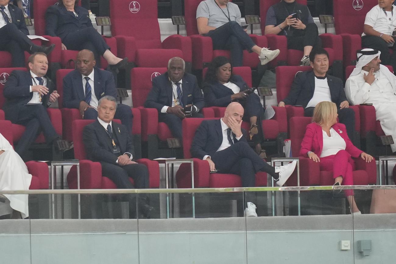 日本対ドイツ　前半、FIFAインファンティーノ会長（前列中央）の隣で観戦する田嶋会長（同左）（撮影・パオロ　ヌッチ）