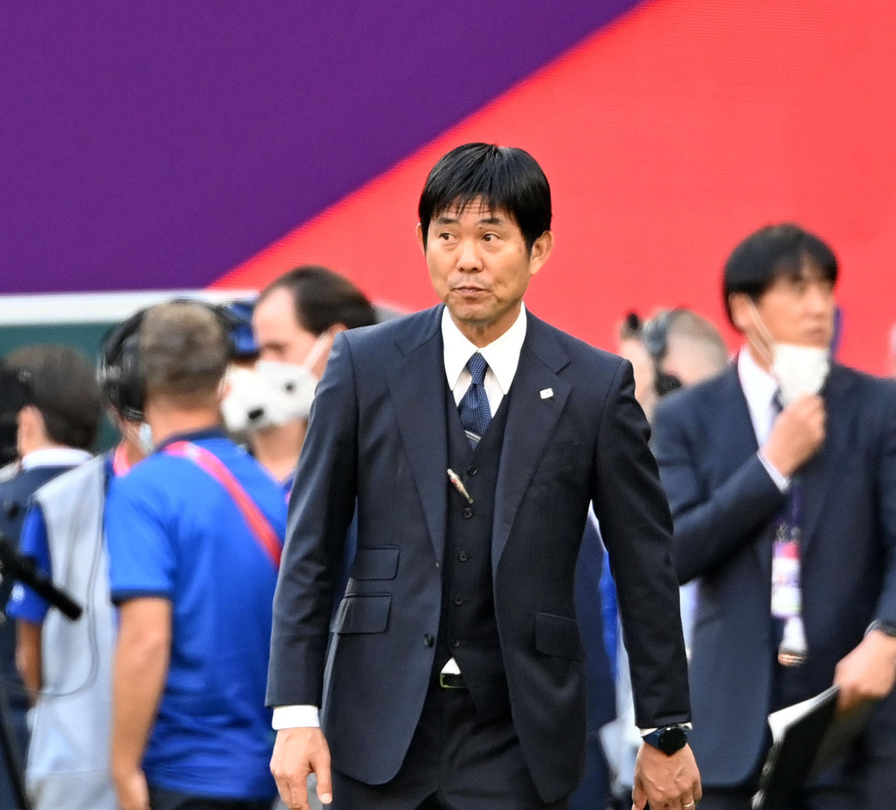 日本対コスタリカ　試合後、スタンドにあいさつする森保監督（撮影・横山健太）