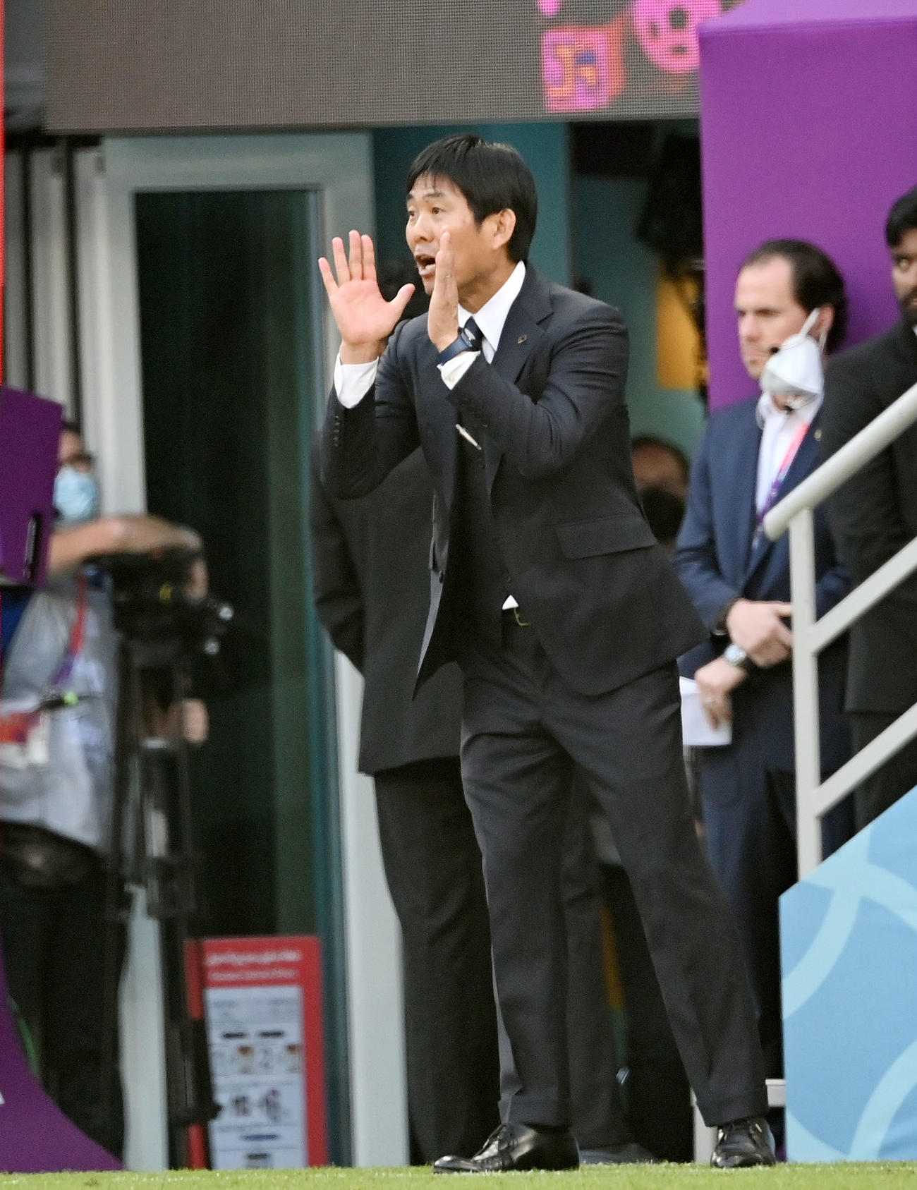 日本対コスタリカ　後半ロスタイム、選手たちに声をかける森保監督（撮影・横山健太）
