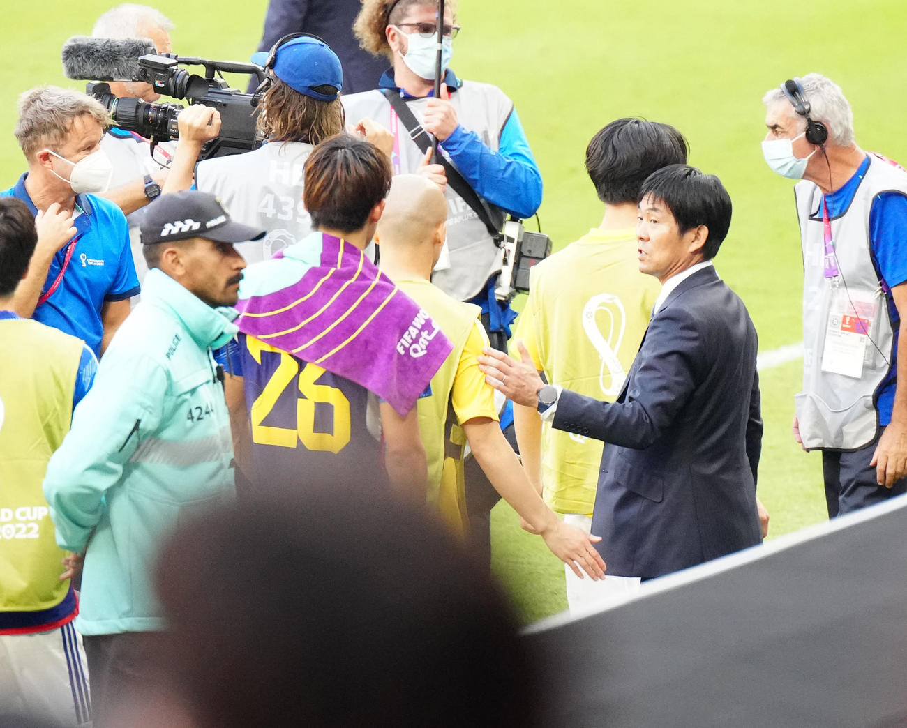 日本対コスタリカ　試合後、選手たちをねぎらう森保監督（右から2人目）（撮影・江口和貴）