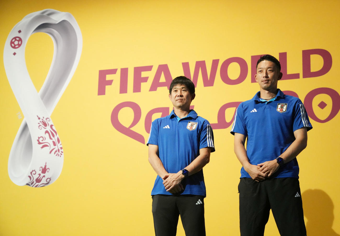 公式会見に臨む森保監督（左）とGK権田（撮影・横山健太）