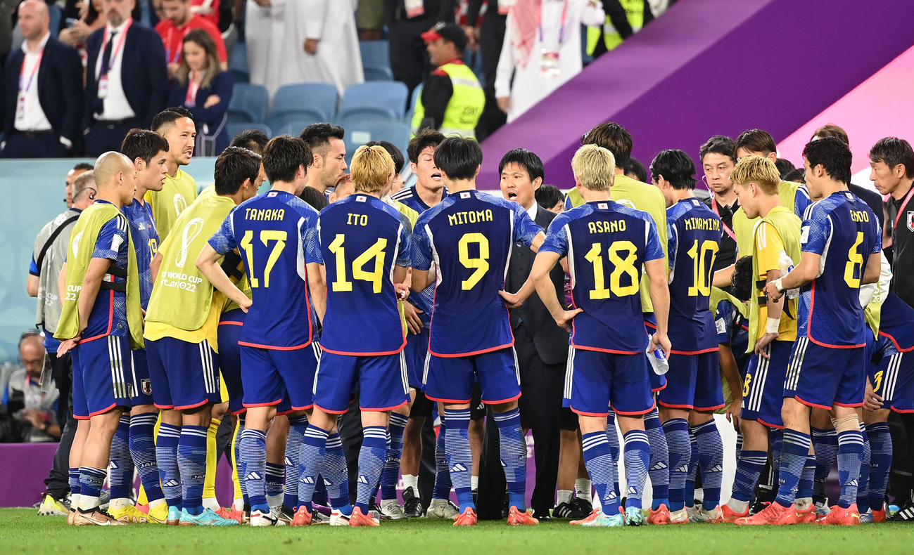 日本対クロアチア　PK戦前の円陣で選手たち声をかける森保監督（中央）（撮影・横山健太）