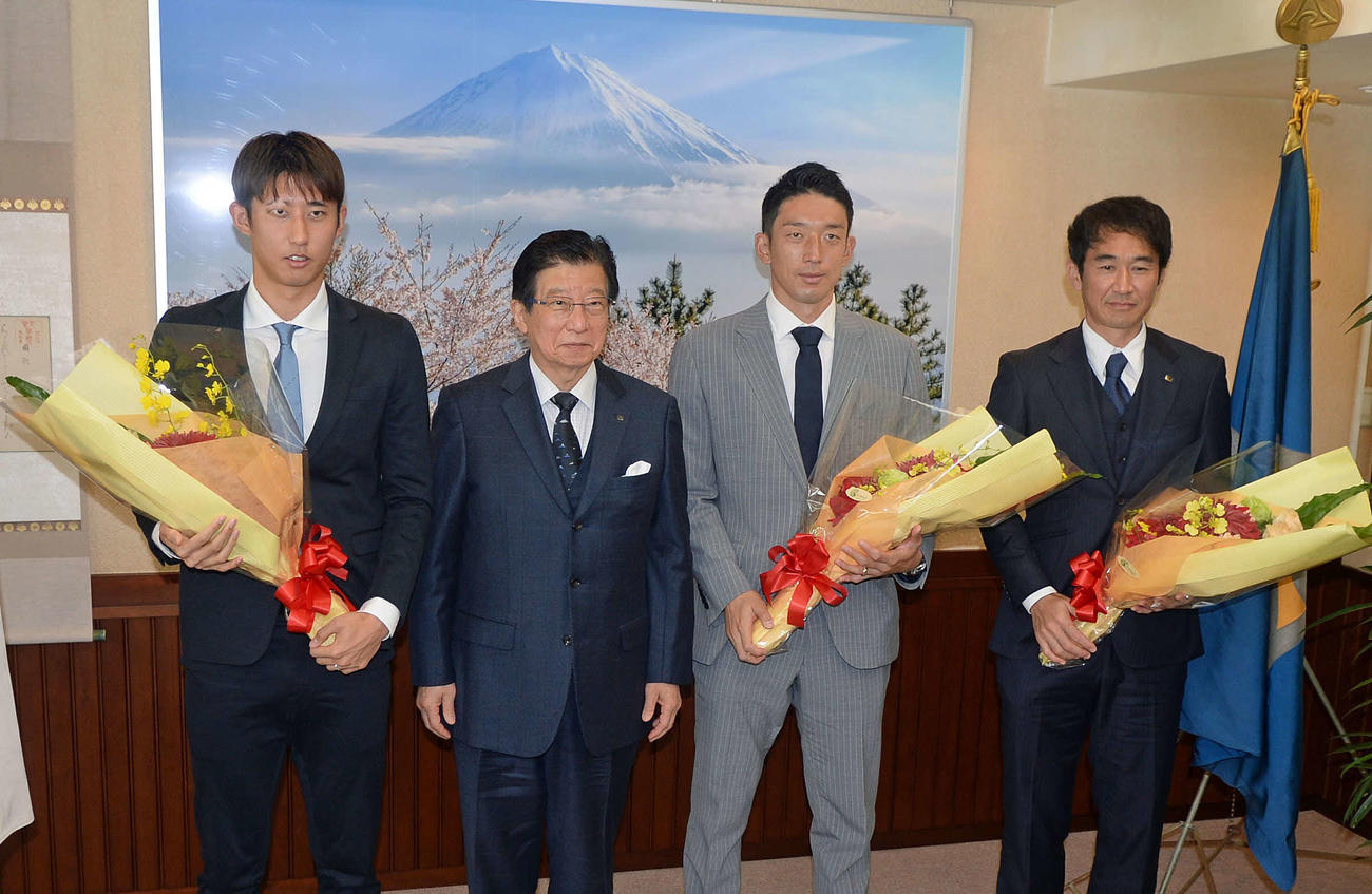 記念撮影する、左からDF伊藤、川勝知事、GK権田、斉藤コーチ