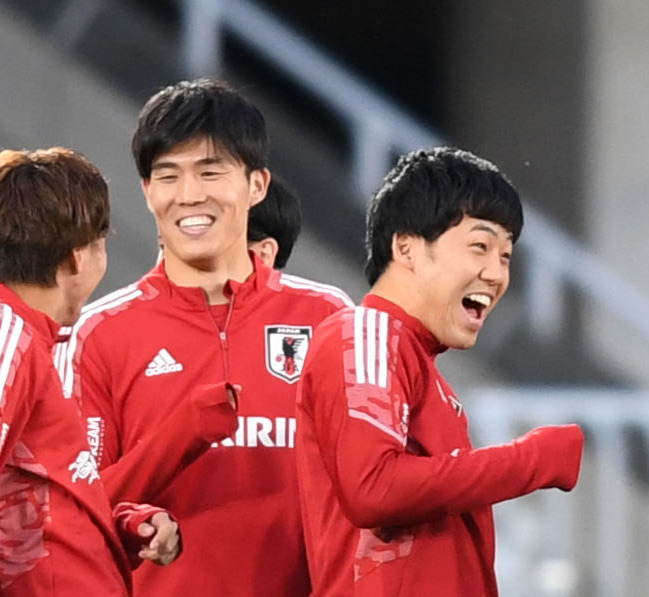日本代表練習に合流し笑顔であいさつを交わす遠藤（右）、冨安（2021年3月22日撮影）