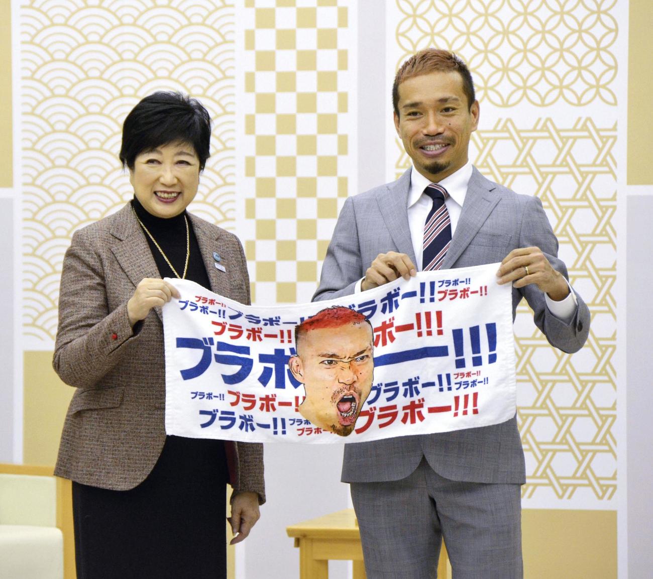 東京都の小池百合子知事（左）を訪問したサッカー日本代表の長友佑都