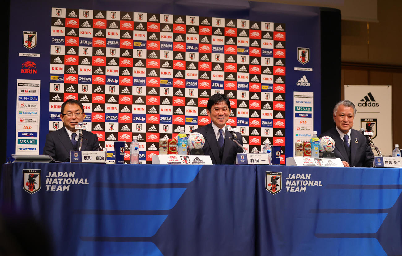 就任記者会見を行う日本代表森保監督（中央）。右は日本サッカー協会田嶋会長、左は反町技術委員長（撮影・野上伸悟）