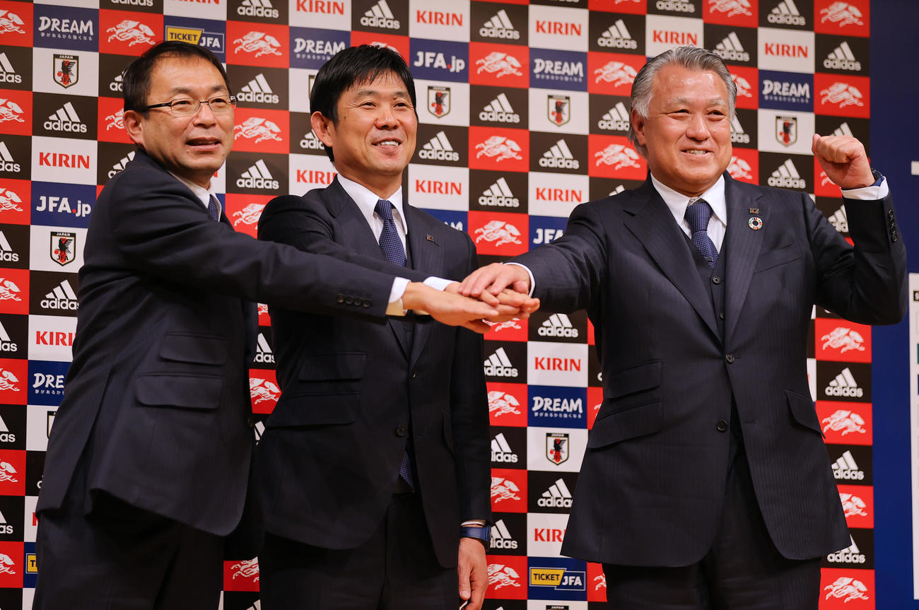 就任記者会見で手を合わせる、左から日本サッカー協会反町技術委員長、森保監督、田嶋会長（撮影・野上伸悟）