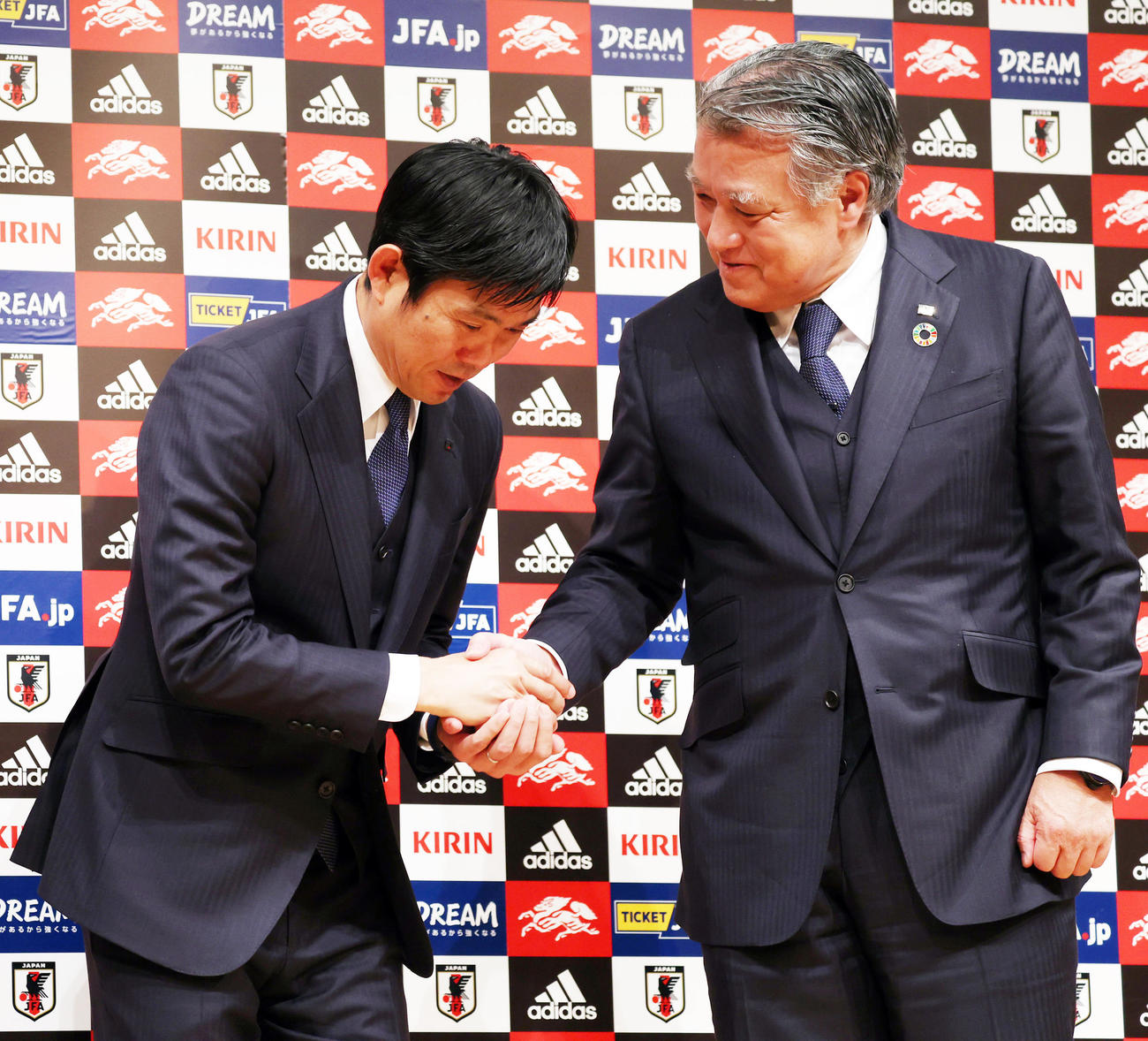 就任記者会見で日本サッカー協会田嶋会長（右）と握手する森保監督（撮影・野上伸悟）