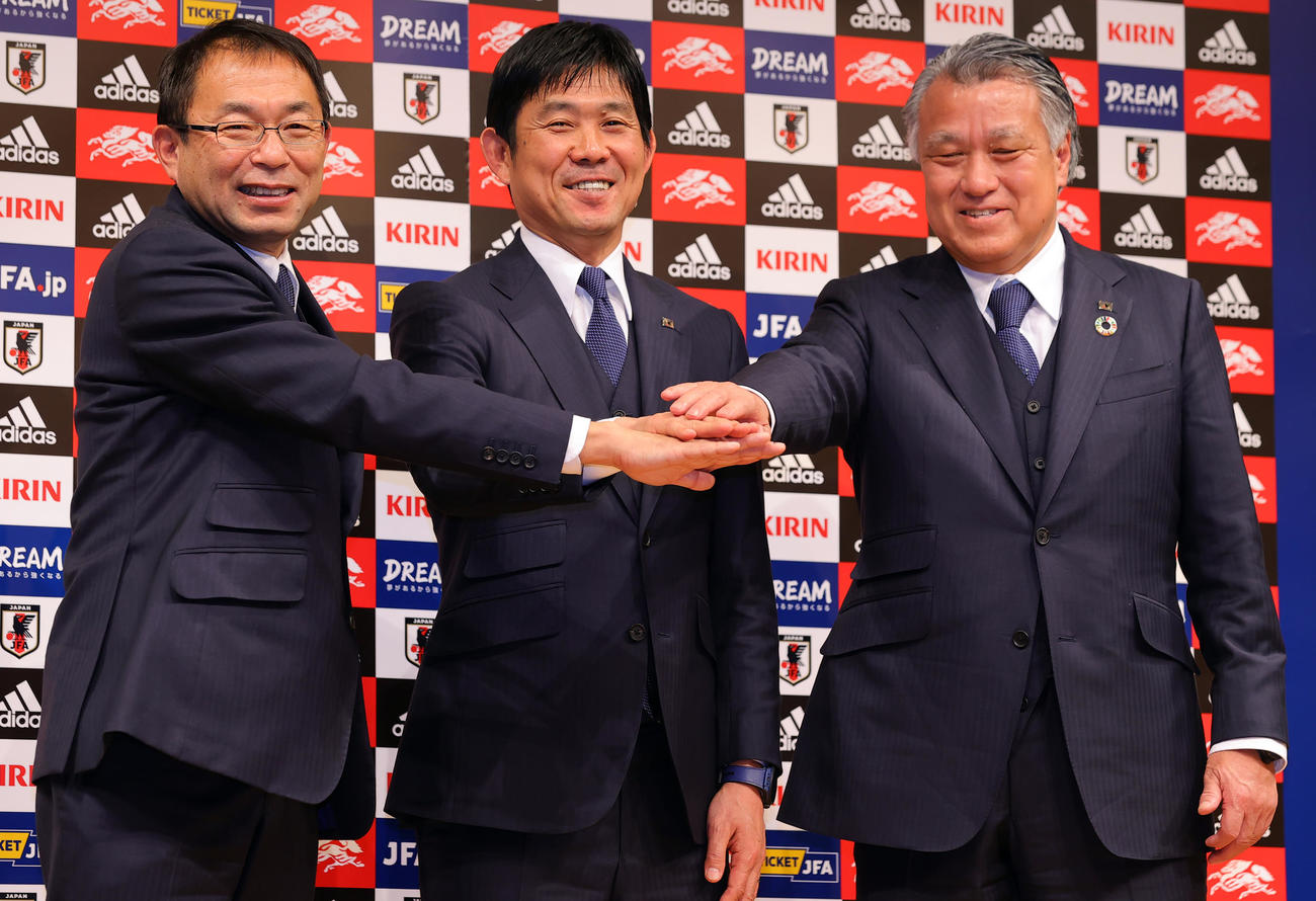 就任記者会見で手を合わせる左から日本サッカー協会反町技術委員長、森保監督、田嶋会長（撮影・野上伸悟）