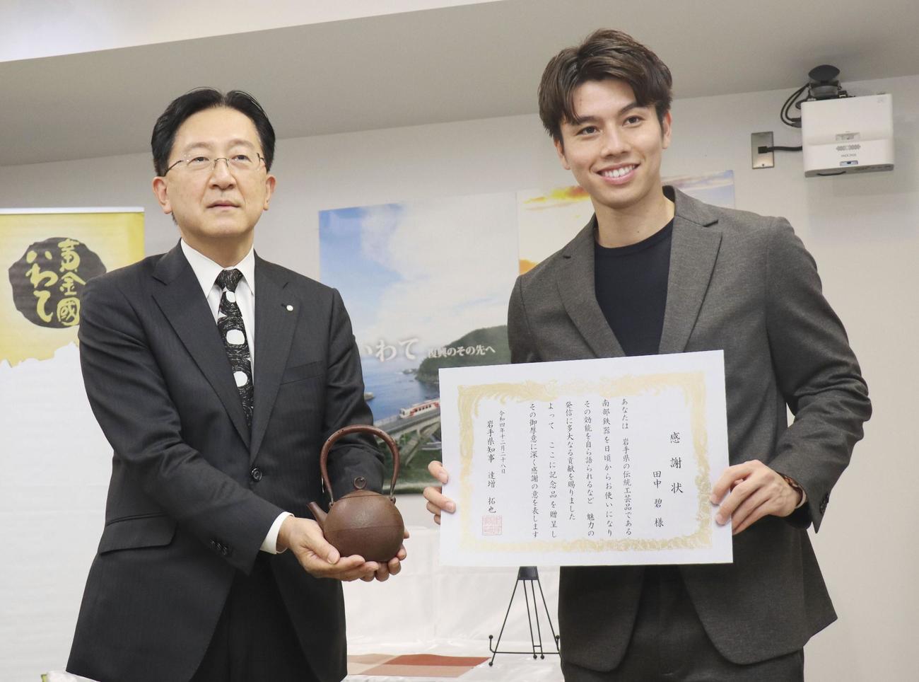 達増拓也知事（左）から感謝状を贈られた田中碧（共同）