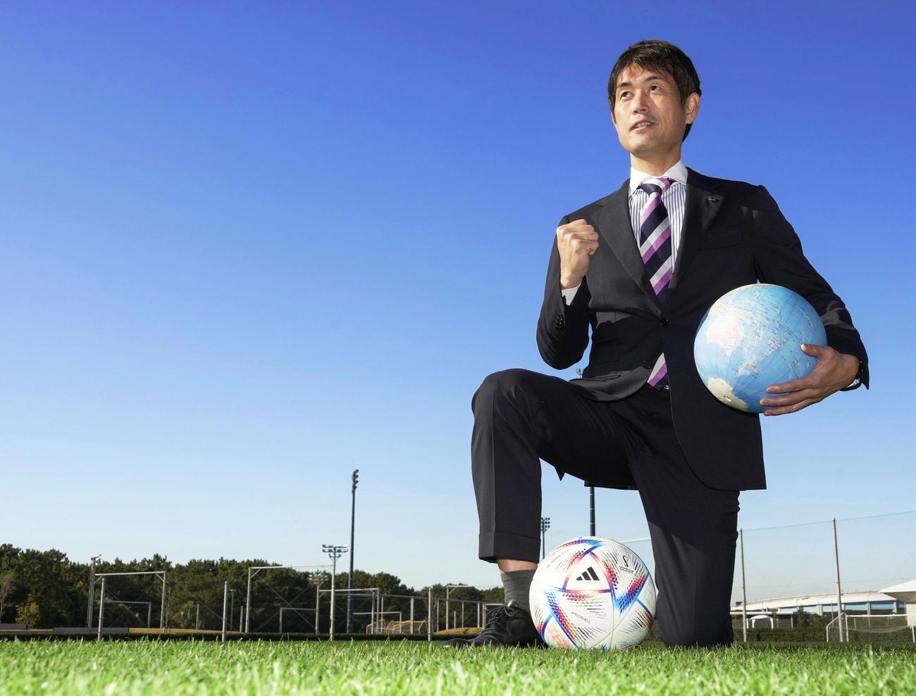ポーズをとるサッカーの女子日本代表なでしこジャパンの池田太監督