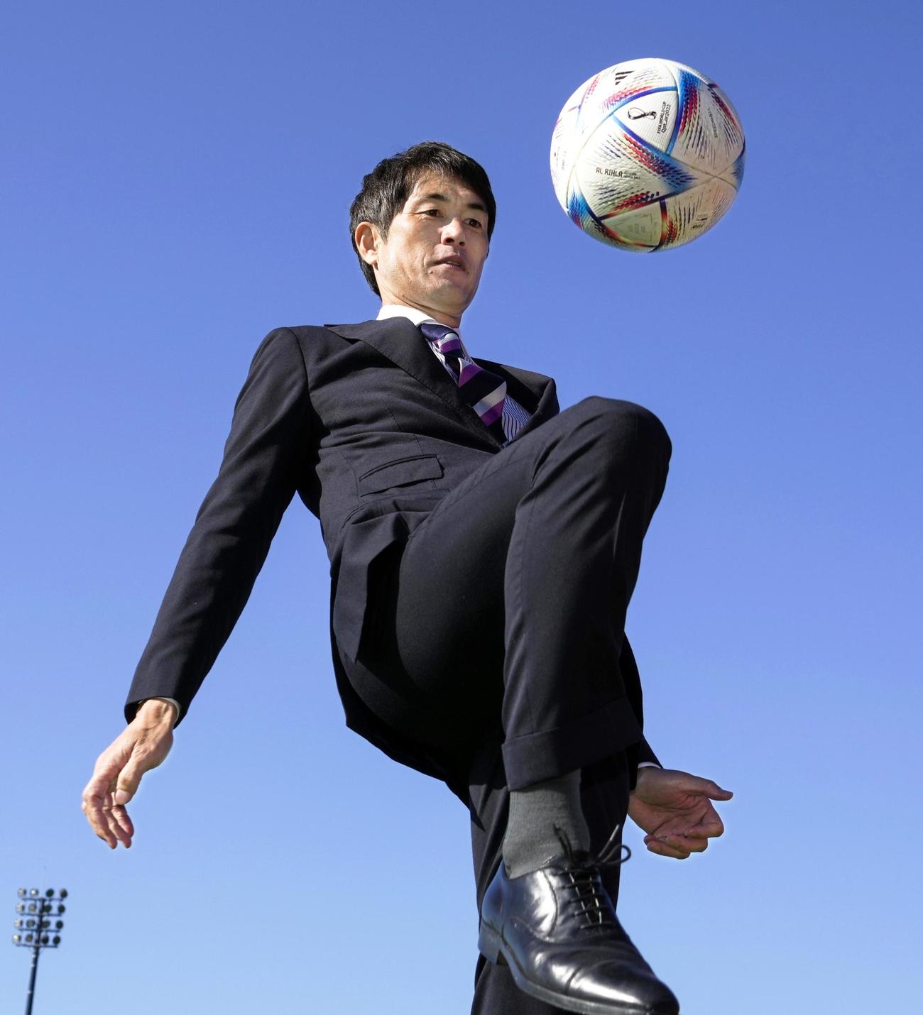 リフティングするサッカーの女子日本代表なでしこジャパンの池田太監督