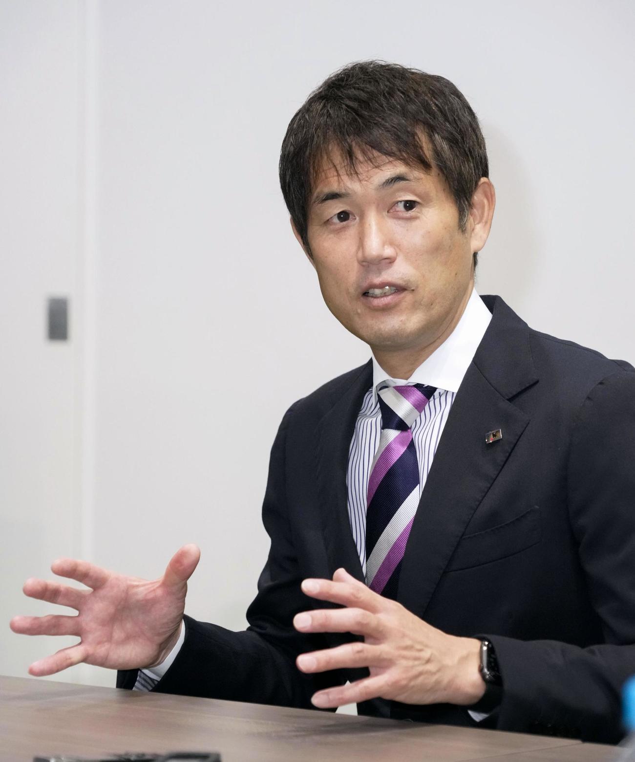 取材に応じるサッカーの女子日本代表なでしこジャパンの池田太監督