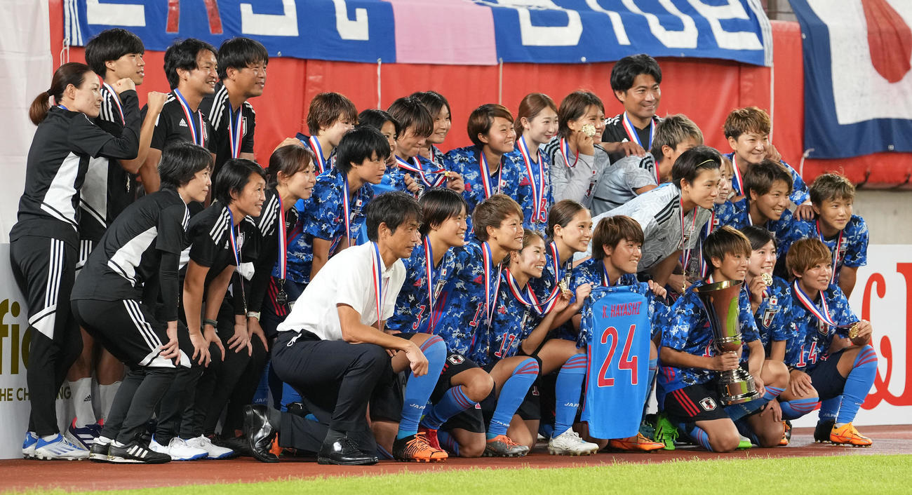 東アジアE－1サッカー選手権に優勝し、記念撮影するなでしこジャパン（2022年7月26日撮影）