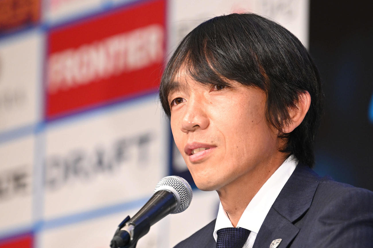引退記者会見での横浜FC中村俊輔（2022年11月10日撮影）