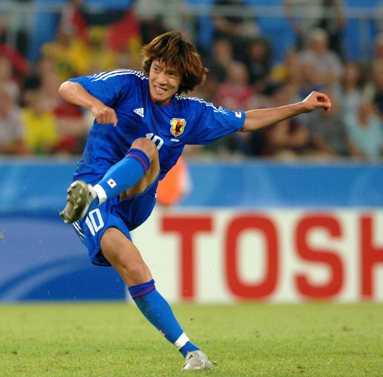 05年6月、日本対ブラジル戦でFKを蹴る中村俊輔