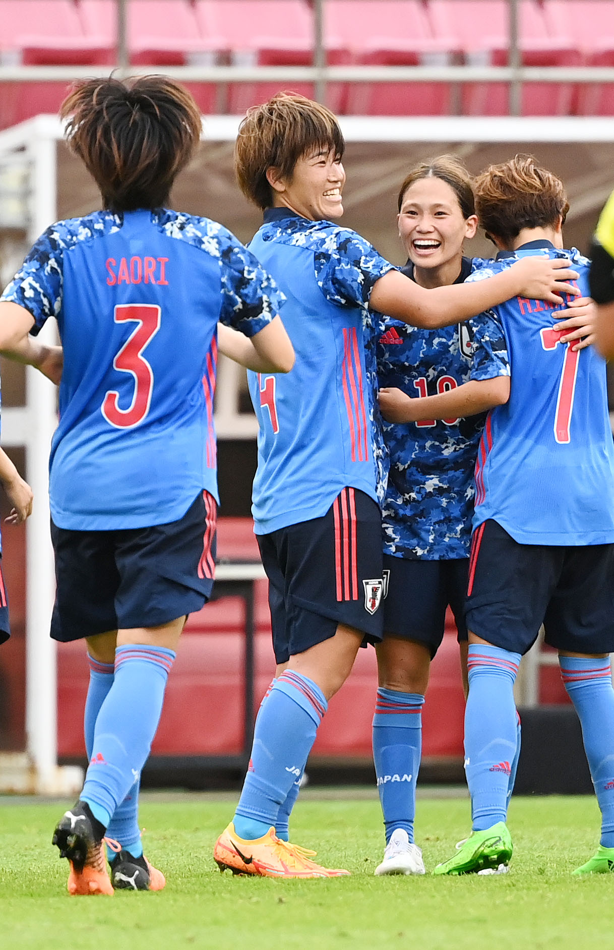 2022年7月、韓国戦の後半、ゴールを決め笑顔を見せる長野（右から2人目）