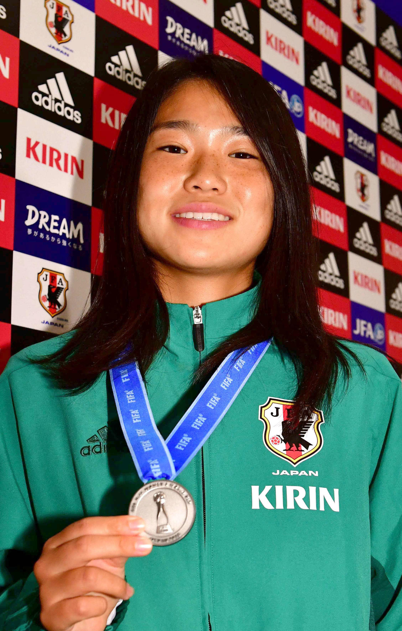Uー17女子W杯から帰国し銀メダルを手に笑顔を見せる大会MVPの長野（2016年10月撮影）