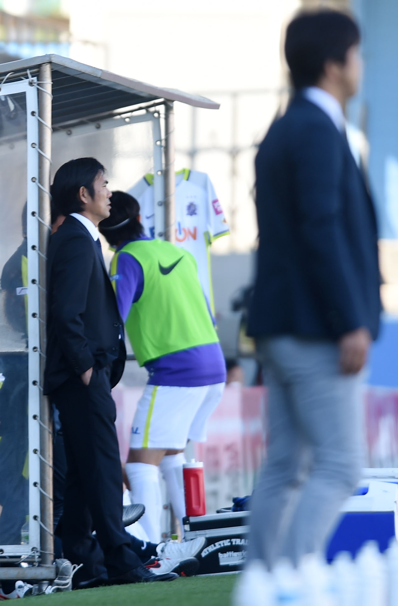 16年4月29日、磐田対広島　戦況を見つめる広島森保監督。右は磐田名波監督
