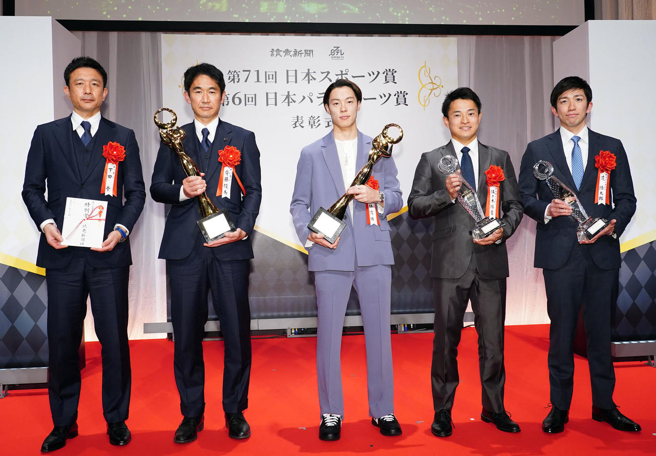 日本プロスポーツ賞、日本パラスポーツ賞の表彰式で記念撮影する、左からサッカー日本代表チームを代表して下田コーチ、斉藤コーチ、スキージャンプの小林、聴覚障害者陸上の佐々木、聴覚障害者水泳の茨（撮影・狩俣裕三）