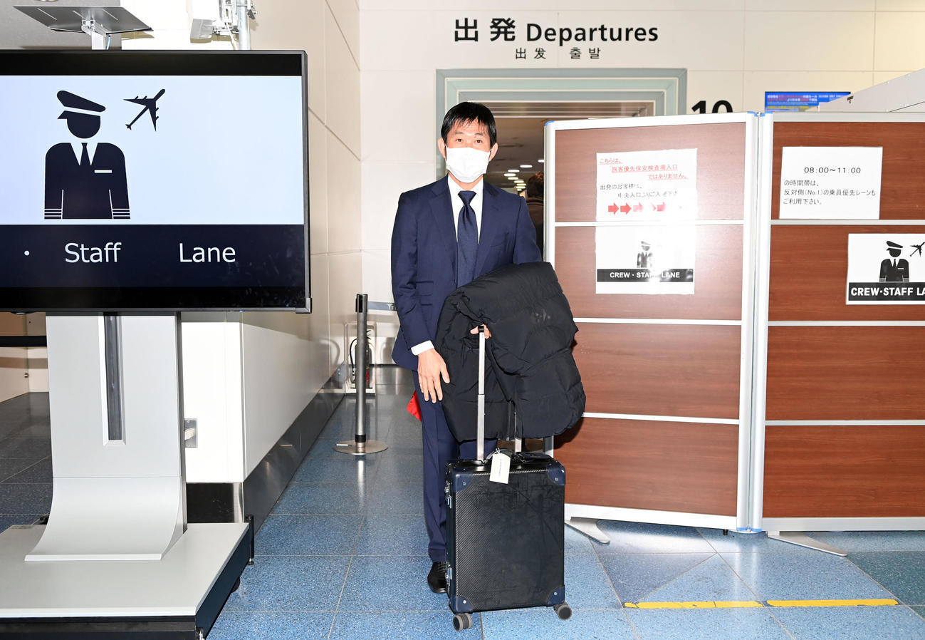 欧州視察へ出発、笑顔を見せるサッカー日本代表森保一監督（撮影・たえ見朱実）
