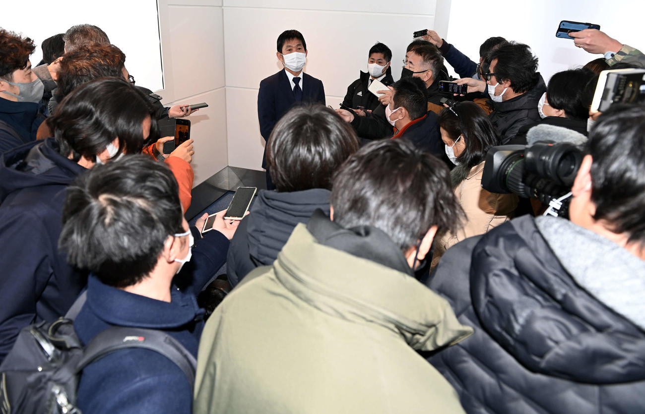 欧州視察へ出発、報道陣に囲まれるサッカー日本代表森保監督（撮影・たえ見朱実）