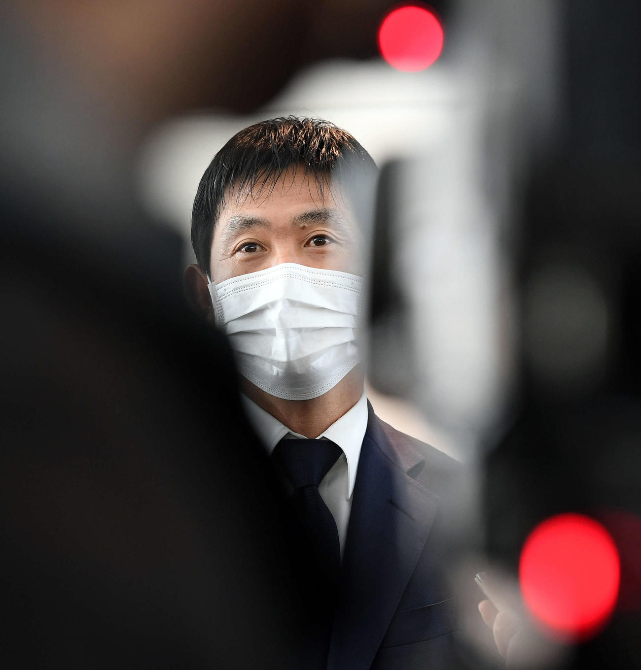 欧州視察へ出発、報道陣に囲まれるサッカー日本代表森保監督（撮影・たえ見朱実）